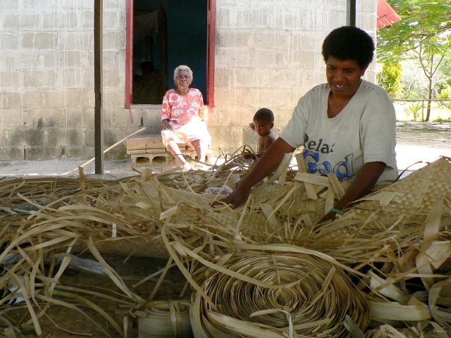 43- La soeur de Sala au milieu de l'ouvrage de pandanus 
